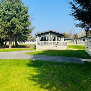 Reynards Retreat With Hot Tub , Barmby on the Moor United Kingdom
