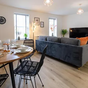 The Courtyard- Free Evening Parking Apartment