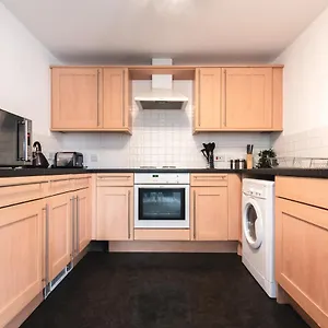 Spacious Comfort Haven: 2-bed Smart With Free Parking , Southampton United Kingdom
