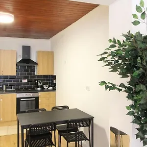One Bedroom Centre - Flat 3 Apartment